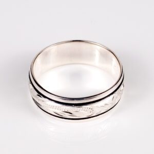 a silver ring with a leafy design