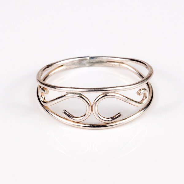 an ornate silver toe ring